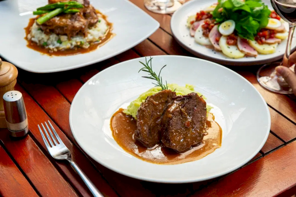 Located in the Tay Ho area, it attracts diners looking for classic French cuisine in a relaxed setting 